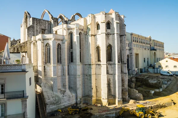 LISBOA, PORTUGAL - NOVEMBER 28: The Carmo Convent (Convento da Ordem do Carmo) on November 28, 2013 in Lisbon, Portugal. The mediaeval convent was ruined in the 1755 Lisbon Earthquake. — Stockfoto