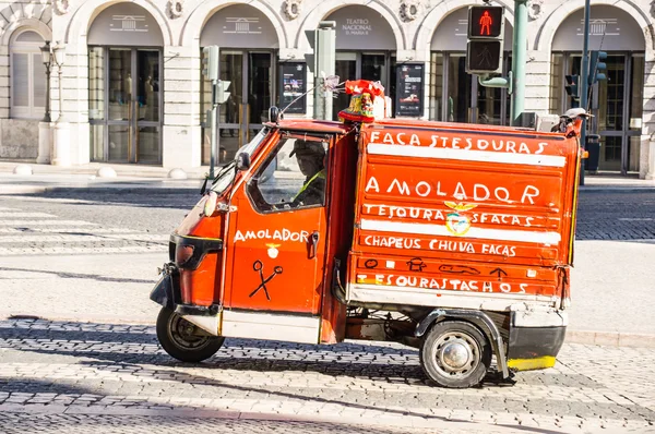 LISBOA, PORTUGAL - 28 DE NOVIEMBRE: viejo vehículo amoladora de cuchillos en la Plaza Rossio el 28 de noviembre de 2013 en Lisboa, Portugal . —  Fotos de Stock