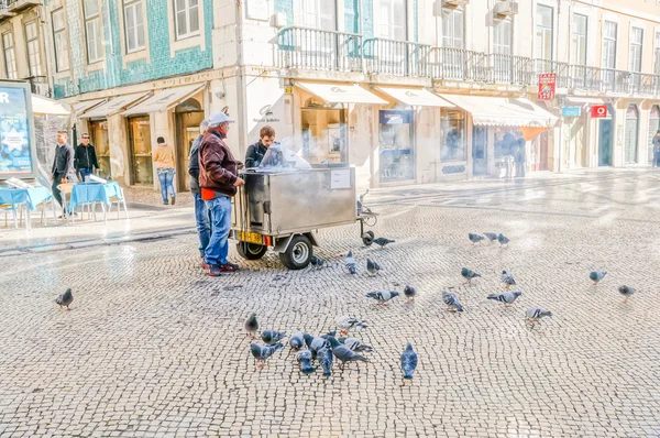 LISBOA, PORTUGAL - NOVEMBRO 28: Rua da Prata no Natal de 28 de Novembro de 2013 em Lisboa, Portugal. Lisboa é a capital e a maior cidade de Portugal com uma população de 547.631 habitantes . — Fotografia de Stock