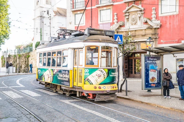 LISBOA, PORTUGAL - NOVEMBER 28: Traditional yellow tram/funicular on November 28, 2013 in Lisbon, Portugal. Carris is a public transportation company operates Lisbon's buses, trams, and funiculars. — 스톡 사진