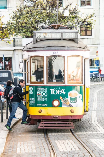 LISBOA, PORTUGAL - NOVEMBER 28: Traditional yellow tram/funicular on November 28, 2013 in Lisbon, Portugal. Carris is a public transportation company operates Lisbon's buses, trams, and funiculars. — Stockfoto