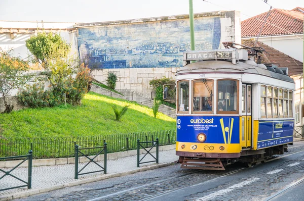 LISBOA, PORTUGAL - NOVEMBER 28: Traditional yellow tram/funicular on November 28, 2013 in Lisbon, Portugal. Carris is a public transportation company operates Lisbon's buses, trams, and funiculars. — Stock Photo, Image