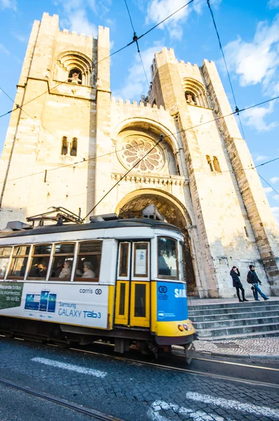 LISBOA, PORTUGAL - 28 DE NOVIEMBRE: Tradicional tranvía / funicular amarillo el 28 de noviembre de 2013 en Lisboa, Portugal. Carris es una empresa de transporte público que opera autobuses, tranvías y funiculares de Lisboa . —  Fotos de Stock