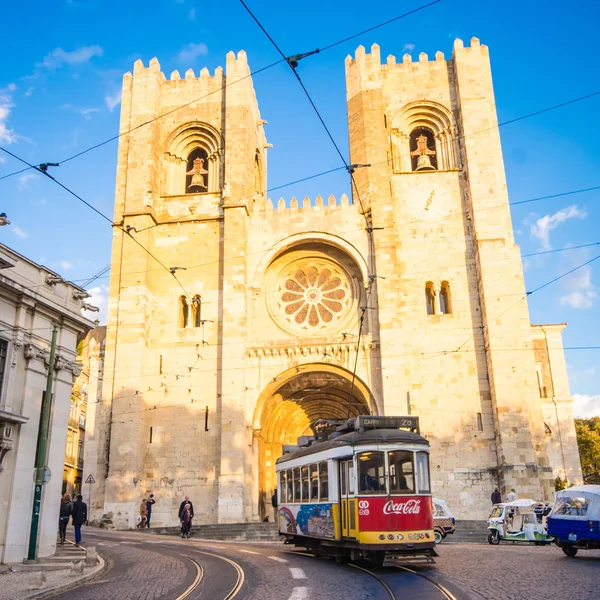 Lisboa, portugal - 28. november: traditionelle gelbe strassenbahn / seilbahn am 28. november 2013 in lisbon, portugal. carris ist ein öffentliches Transportunternehmen, das Busse, Straßenbahnen und Standseilbahnen in Lissabon betreibt. — Stockfoto