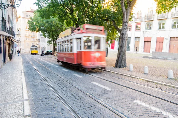 LISBOA, PORTUGAL - NOVEMBER 28: Traditional yellow tram/funicular on November 28, 2013 in Lisbon, Portugal. Carris is a public transportation company operates Lisbon's buses, trams, and funiculars. — Stock Photo, Image