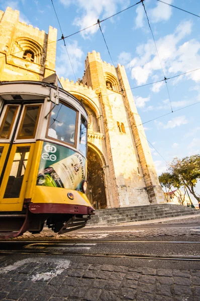 LISBOA, PORTOGALLO - 28 NOVEMBRE: Tram tradizionale giallo / funicolare il 28 novembre 2013 a Lisbona, Portogallo. Carris è una società di trasporti pubblici che gestisce autobus, tram e funicolari di Lisbona . — Foto Stock