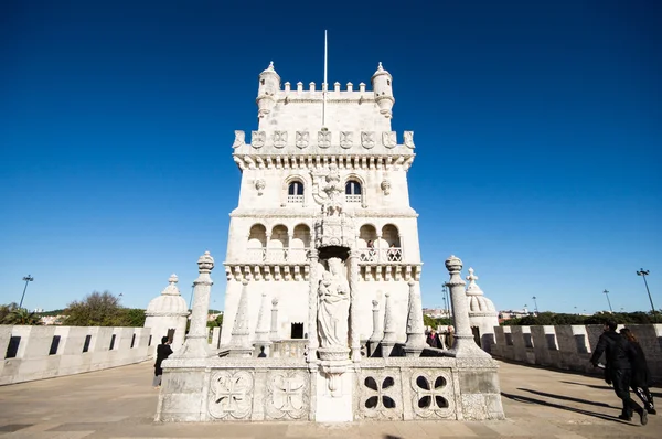 LISBOA, PORTUGAL - 1er DÉCEMBRE : Vue panoramique sur la Tour de Belem (Torre de Belem) le 1er décembre 2013 à Lisbonne, Portugal. Site du patrimoine mondial de l'UNESCO . — Photo