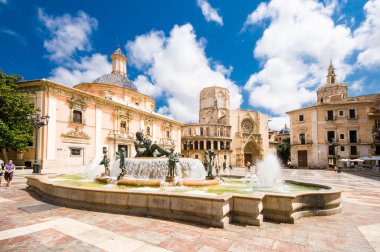 Valencia, İspanya - 14 Temmuz: turist Bas ile Virgin Meydanı'nda