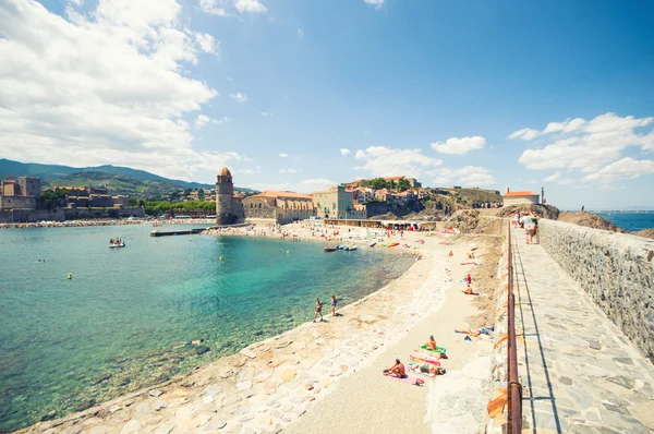 COLLIOURE, FRANCE - JULY  23: Tourists relax in the beach in the — Stock Photo, Image