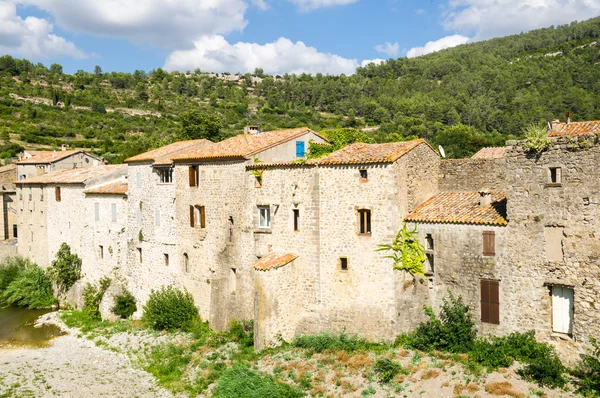 Lagrasse，法国-7 月 23 日: 中世纪城市卡尔卡松对 Jul — 图库照片