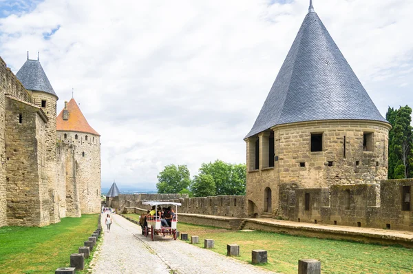 CARCASSONNE, FRANCE - 25 JUILLET : ville médiévale de Carcassonne sur J — Photo