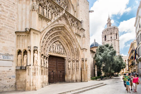 VALENCIA, ESPAÑA - 14 DE JULIO: turista en plaza de la Virgen con los Bas —  Fotos de Stock