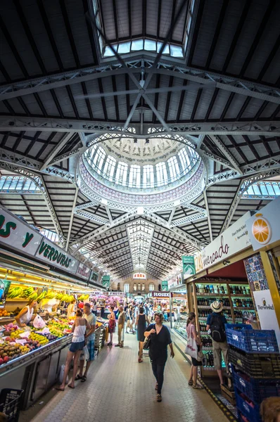 VALENCIA, ESPANHA - JULHO 14: Compras no mercado do Colón. O bui — Fotografia de Stock