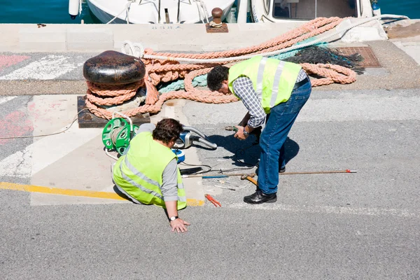 MALAGA - 9 DE ABRIL: trabajadores en el Puerto de Málaga el 9 de abril de 2012 en Málaga, España.Las principales actividades portuarias incluyen el transporte marítimo de cruceros y la importación de productos manufacturados en contenedores . Fotos de stock