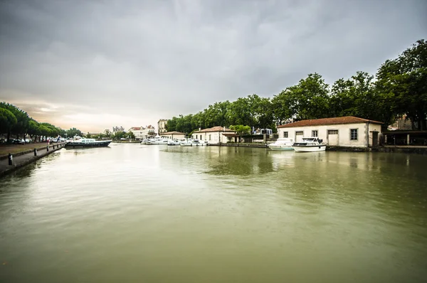 Carcassonne, Francja - 25 lipca: łodzie zakotwiczone w słynnej Kanie — Zdjęcie stockowe