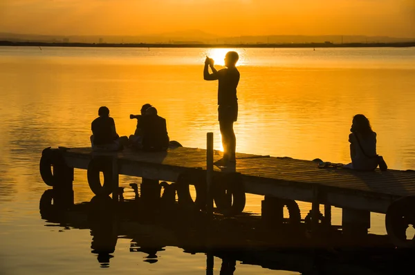 VALENCIA, ESPAÑA - 14 DE JULIO: Grupo de turistas en Albufera en julio —  Fotos de Stock