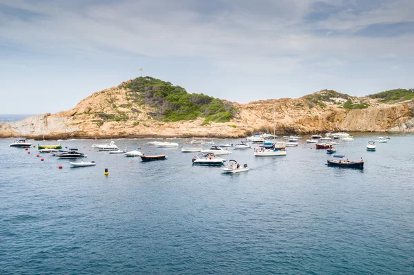 COSTA BRAVA, SPAIN - JULY 19: : Tourists relax on July 19, 2014 — 图库照片