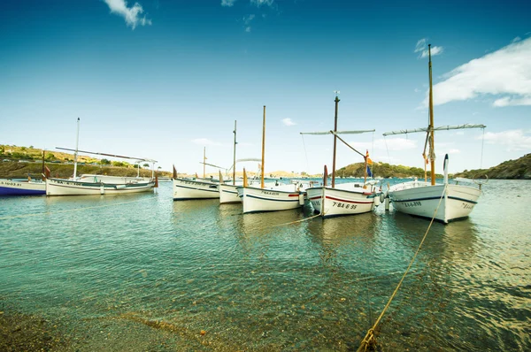 CADAQUES, ESPAÑA - 21 DE JULIO: Vista de Cadaques, uno de los más tou — Foto de Stock