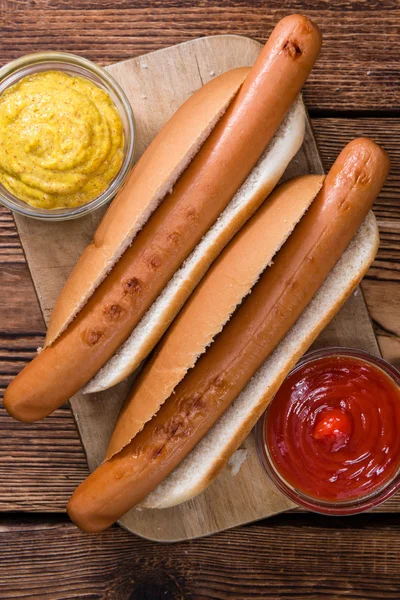 Hot Dogs pur mit Senf und Ketchup — Stockfoto