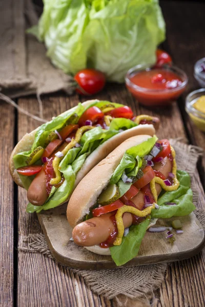 Zelfgemaakte hotdogs met verse groenten — Stockfoto