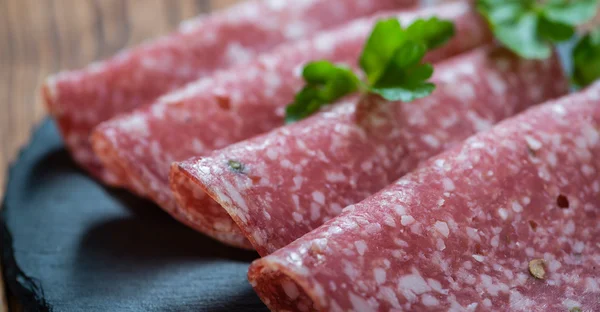 Rökt skivad salami — Stockfoto