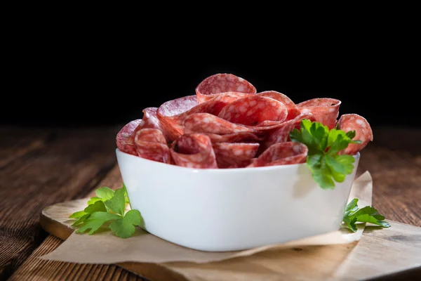 Geräucherte Salami in Scheiben — Stockfoto