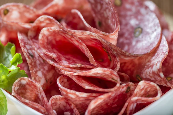 Geräucherte Salami in Scheiben — Stockfoto