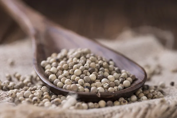 Porción de granos de pimienta blanca — Foto de Stock