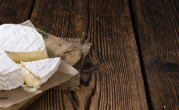 Queijo camembert fatiado — Fotografia de Stock