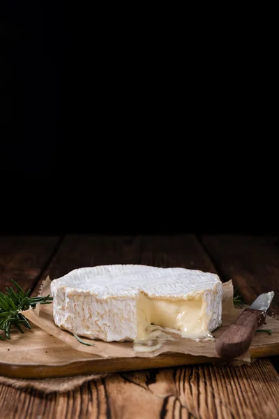 Dilimlenmiş camembert peyniri — Stok fotoğraf