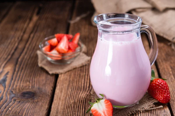 Свежее клубничное молоко — стоковое фото