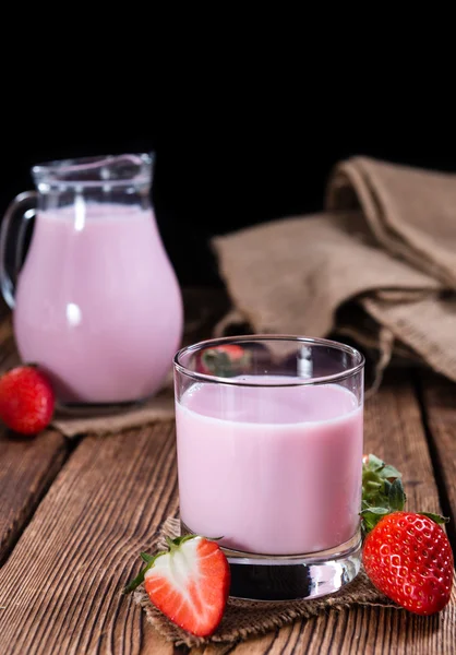 Świeże mleko truskawka wykonane — Zdjęcie stockowe
