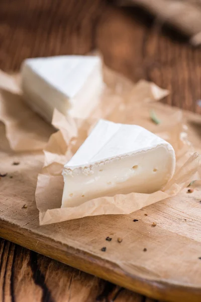 Camembert in Scheiben auf dem Tisch — Stockfoto