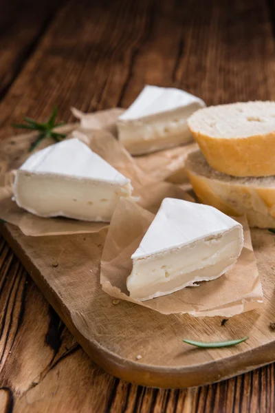 Kuttet Camembert på bordet – stockfoto