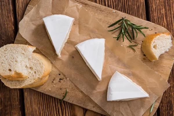 Pezzi di Camembert sulla tavola — Foto Stock