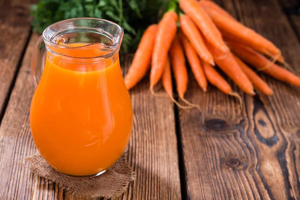 Свежеприготовленный морковный сок — стоковое фото