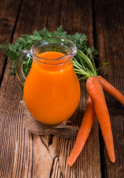 Succo di carota sul tavolo — Foto Stock