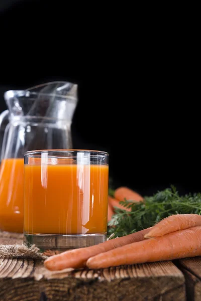 Succo di carota sul tavolo — Foto Stock