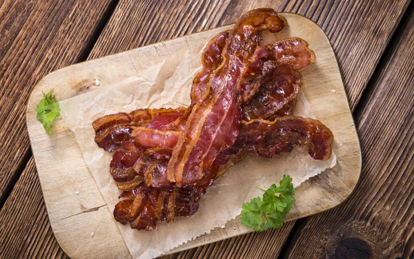 Gebakken spek op tafel — Stockfoto