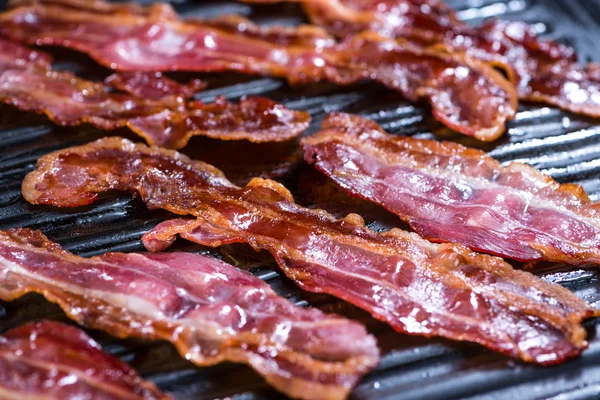 Skillet com bacon frito — Fotografia de Stock
