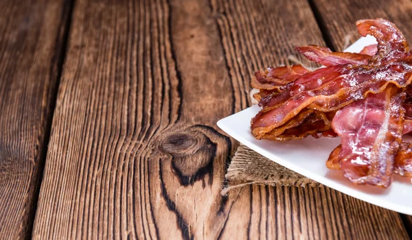 Bacon frito na mesa — Fotografia de Stock