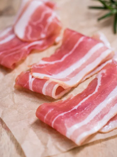 Bacon cru sur la table — Photo