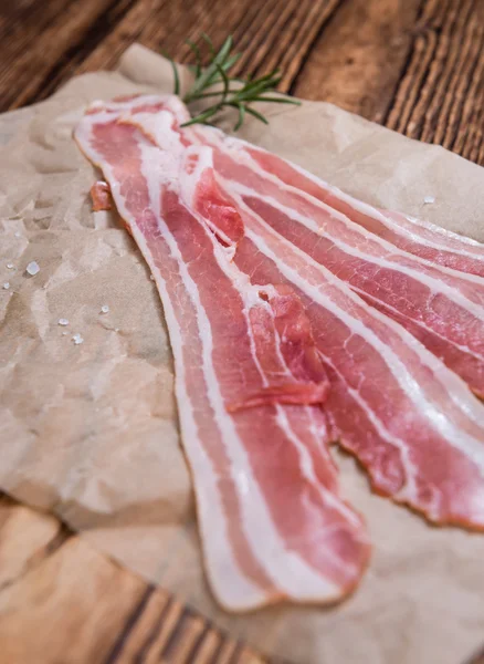 Bacon sur table en bois — Photo