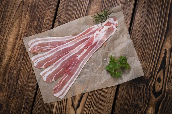 Bacon cru sur la table — Photo