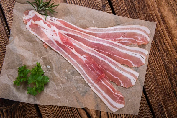 Tranches de bacon cru — Photo