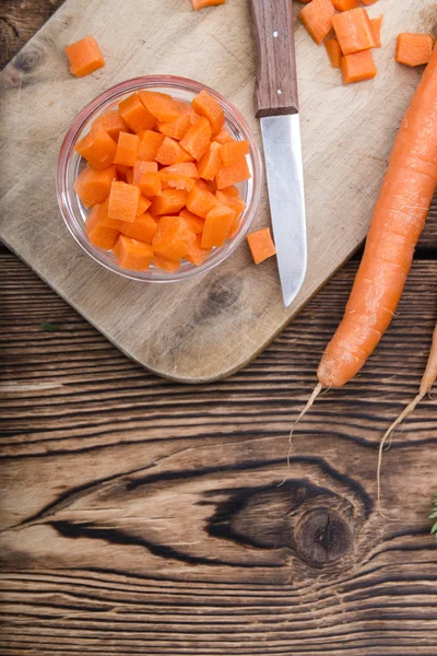 Чаша с нарезанной морковью — стоковое фото