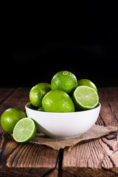 Limas sobre tabla de madera — Foto de Stock