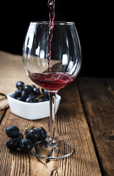 Rotwein und Trauben — Stockfoto