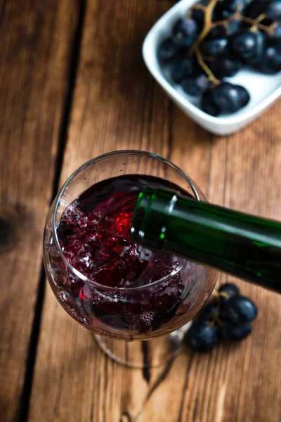 赤ワインと木製のテーブル — ストック写真