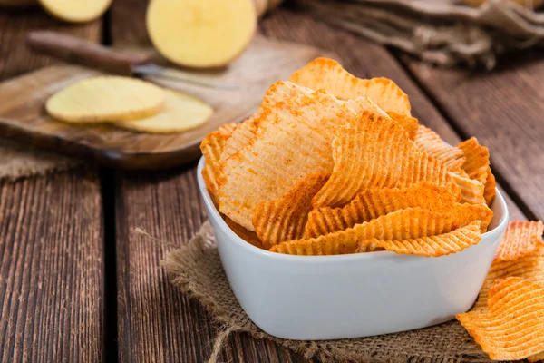 Portion Kartoffelchips mit Wellen — Stockfoto
